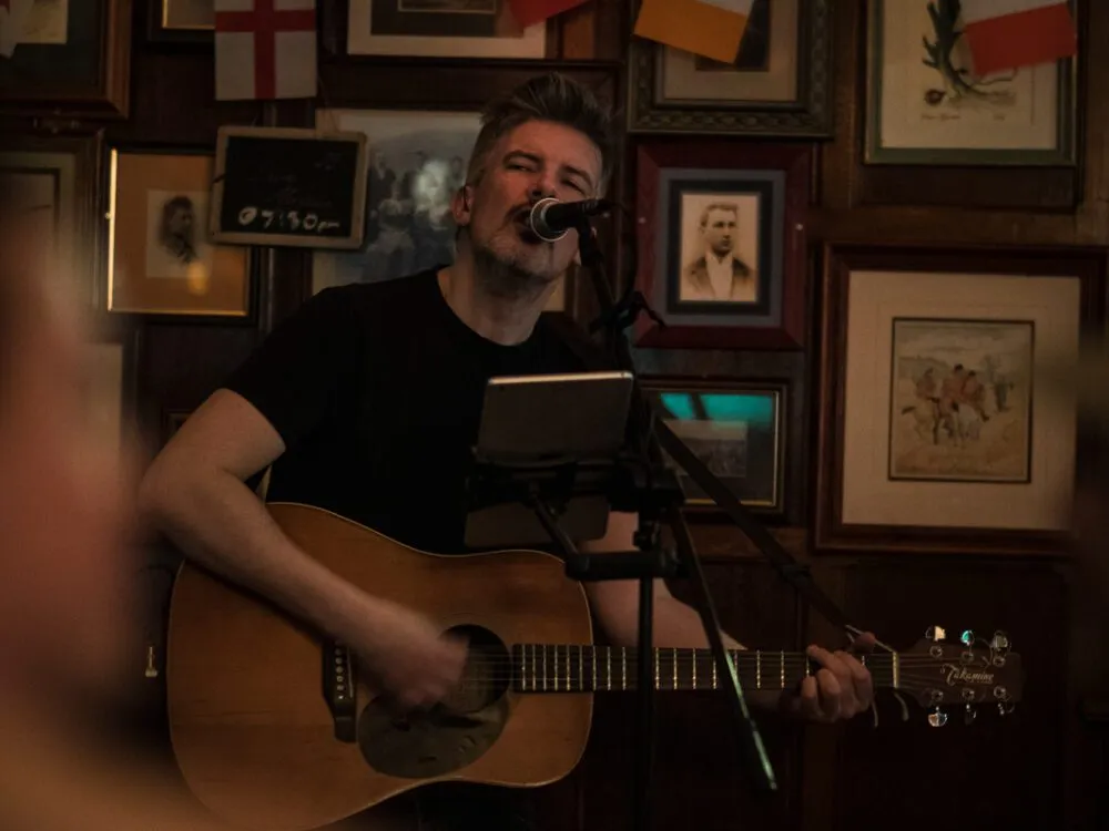 Solo Guitarist playing live music at The Barley Mow pub in Hersham on a Saturday night.