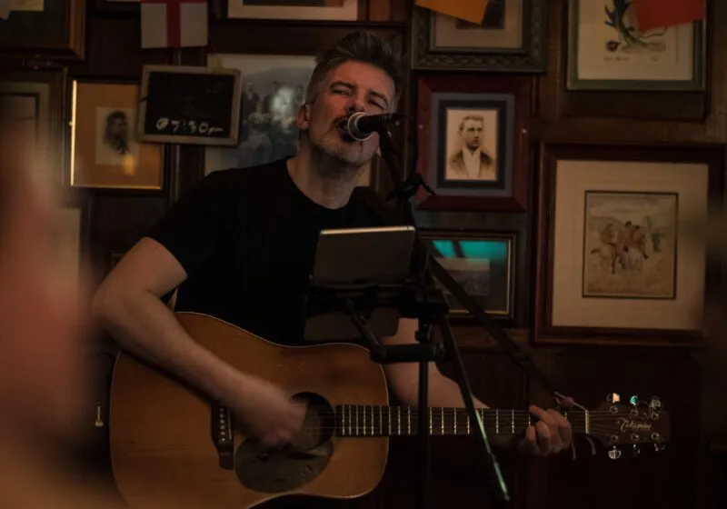 Solo Guitarist playing live music at The Barley Mow pub in Hersham on a Saturday night.
